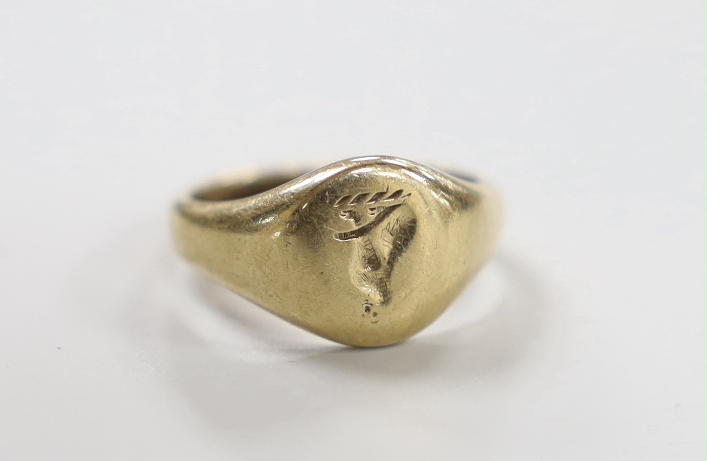 A 9ct gold intaglio signet ring, with family crest, size K, 4.3 grams.